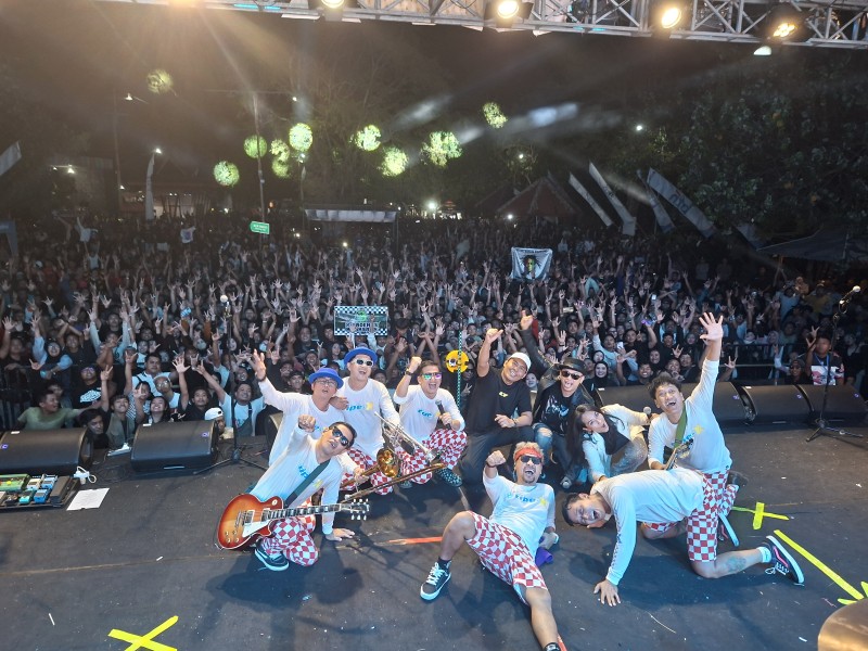 Egaliter, Mas Rio Menyatu Bersama Warga Saat Nonton Konser Tipe-X di Pasir Putih Situbondo