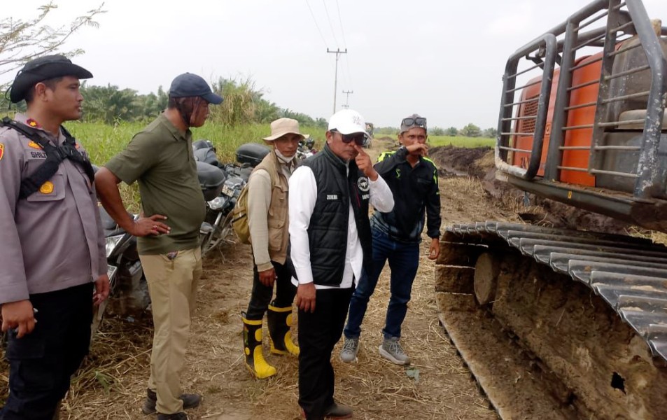 Cegah Perluasan Karhutla di Desa Rantau Baru, PT Agritasari Prima Turunkan Bantuan Alat Berat Excavator