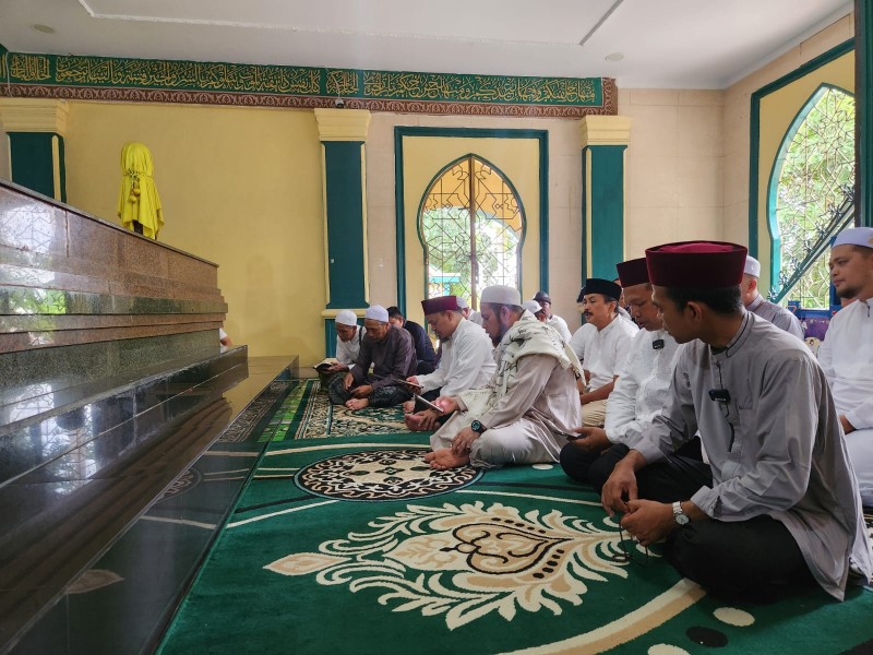 Sehari Jelang Pemilihan, Abdul Wahid Ziarah Ke Makam Marhum Pekan