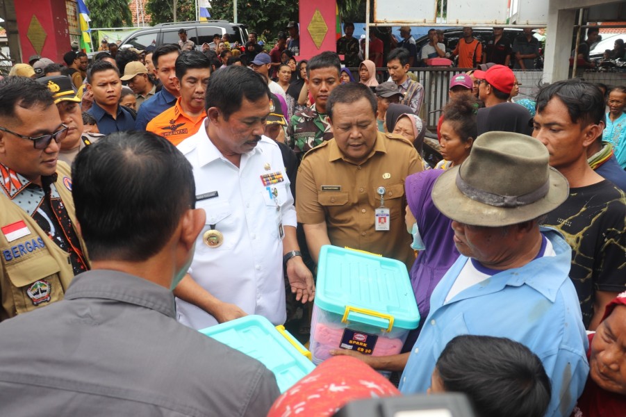 Penjabat Gubernur Jawa Tengah Tinjau Dampak Banjir di Brebes dan Salurkan Bantuan Logistik