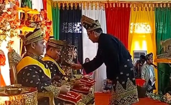 Wakil Bupati dan Kapolres Terima Gelar Kehormatan Adat dari LAMR Pelalawan