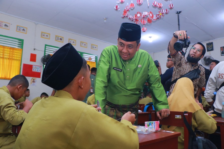 Pj Walikota Pekanbaru Meninjau Uji Coba Makan Siang Bergizi di SMPN 3