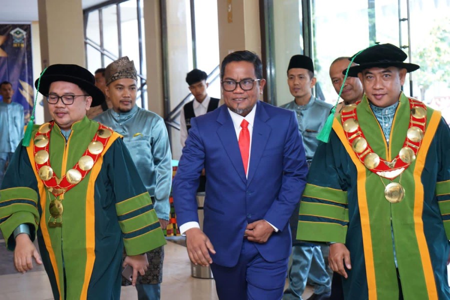Zukri dan UAS Hadiri Wisuda Perdana IKTN, Pesankan Wisudawan Pantang Menyerah