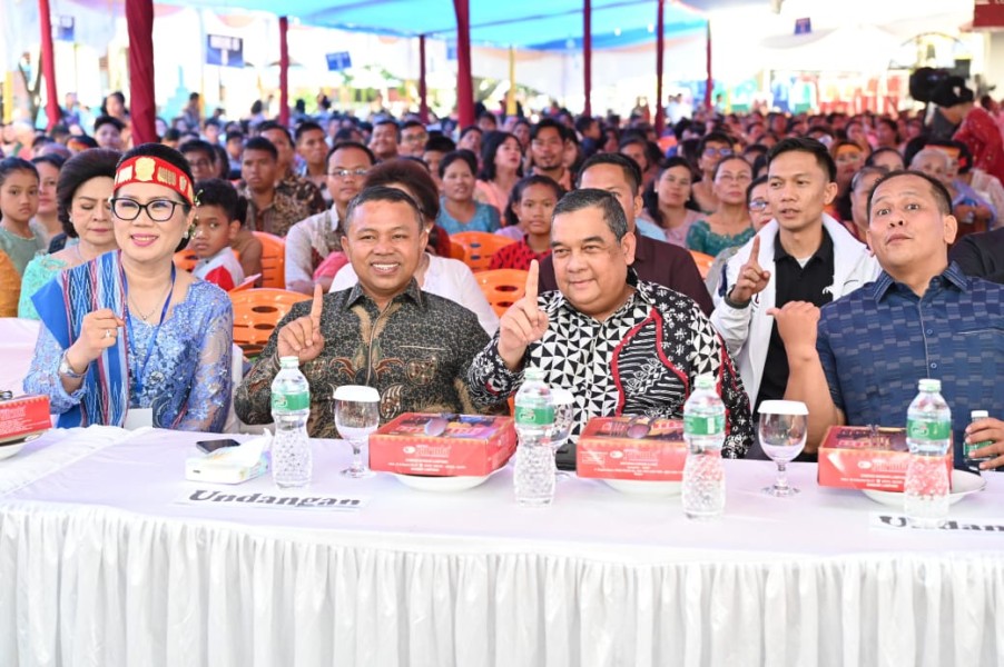 Masyarakat Batak HKBP Sukajadi Beri Abdul Wahid Ulos sebagai Bentuk Dukungan