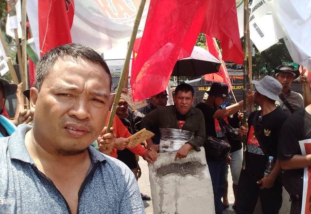 Peringati Hari Tani Nasional, Mahasiswa dan Petani Gelar Aksi Cor Tubuh di Depan Istana