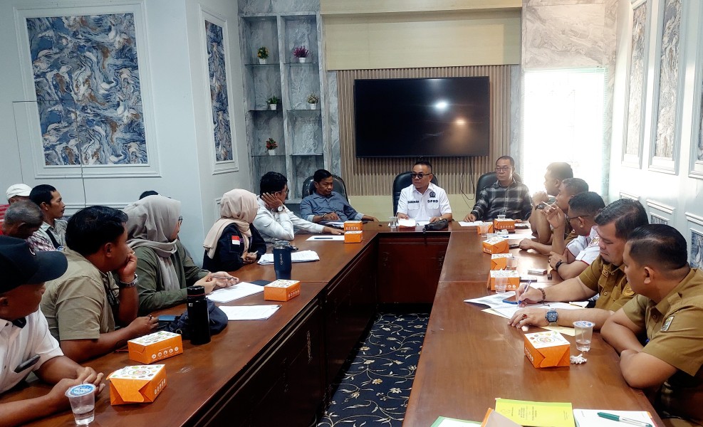 Hama Kumbang Tanduk Merusak Sawit Warga, Komisi III DPRD Pelalawan Fasilitasi Hearing PT Kina Balu
