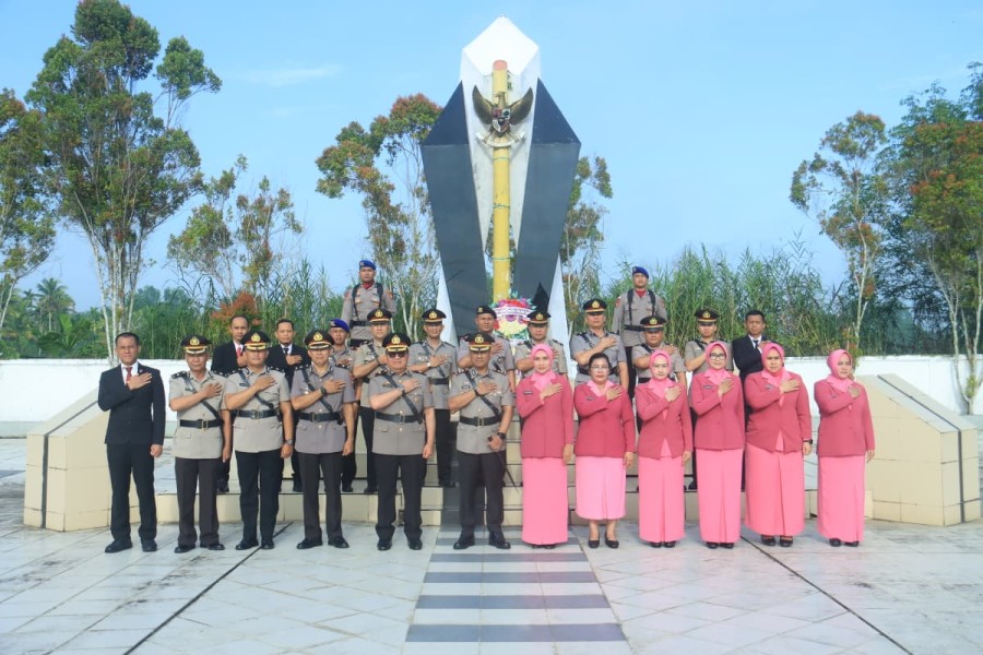 Polres Inhil Gelar Ziarah Rombongan di TMP Yudha Bhakti Tembilahan Sambut Hari Bhayangkara ke-80