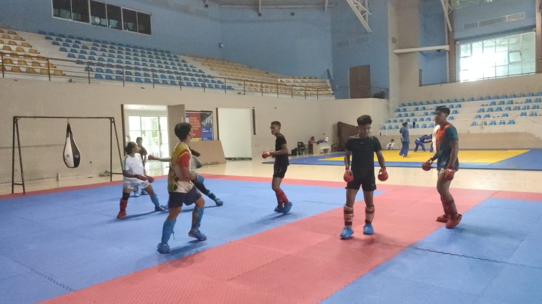11Atlit Karate Forki Riau TC Penuh di GOR Beladiri Rumbai