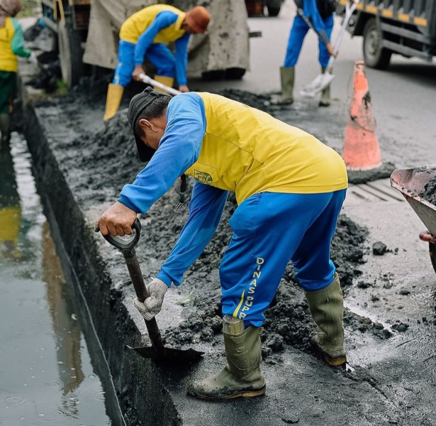 PUPR Pekanbaru Melakukan Normalisasi Drainase Jalan KH Ahmad Dahlan