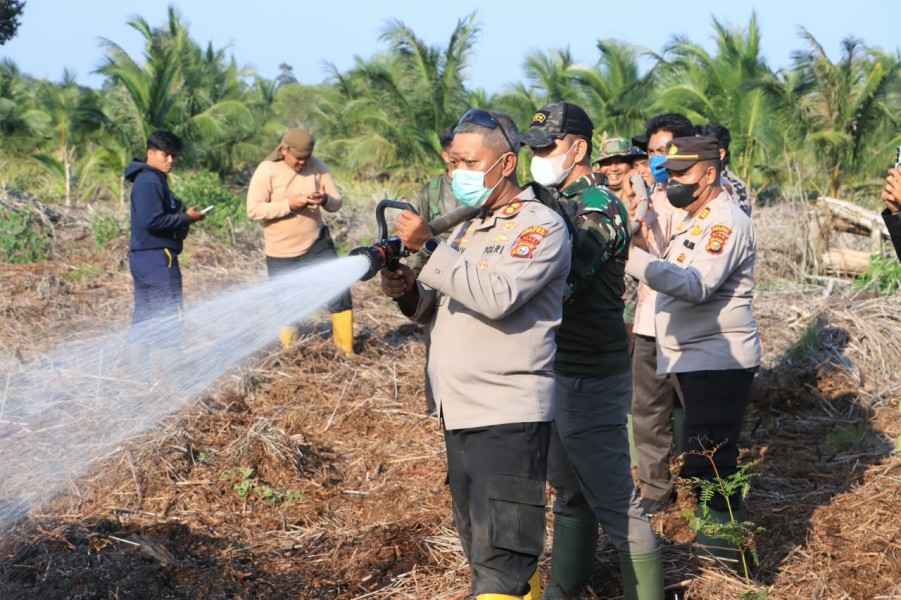 Sinergi TNI-Polri Padamkan Kebakaran Lahan 10 Hektare di Simpang Gaung Inhil