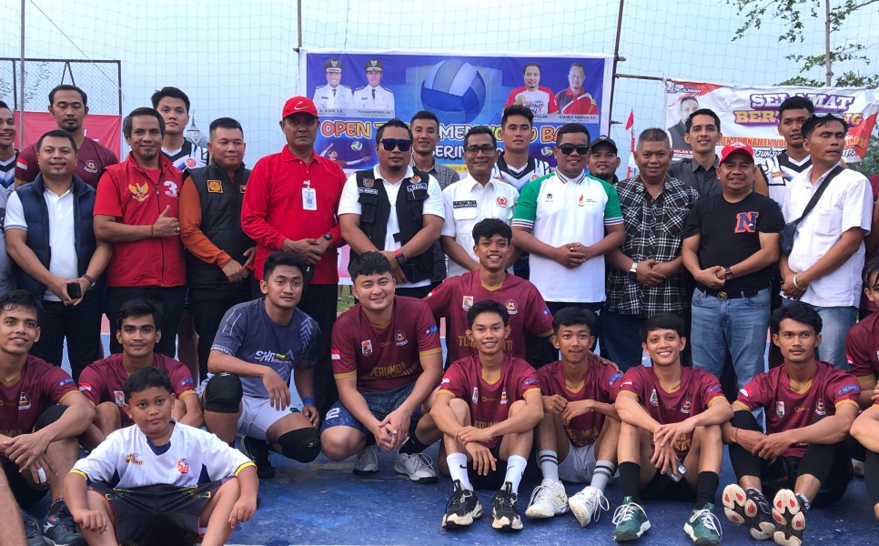 Tutup Turnamen Voli Desa Sering, Bupati Zukri Ajak Masyarakat Cinta Olahraga dan Hidup Sehat