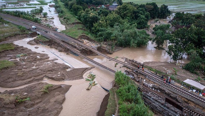 Banjir di Grobogan Menggerus Tanggul Rel Kereta Api, Operasional Terganggu