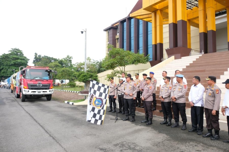 Bantuan Polda Riau ke Agam Tak Putus, Kini Kirim 30 Tangki Air