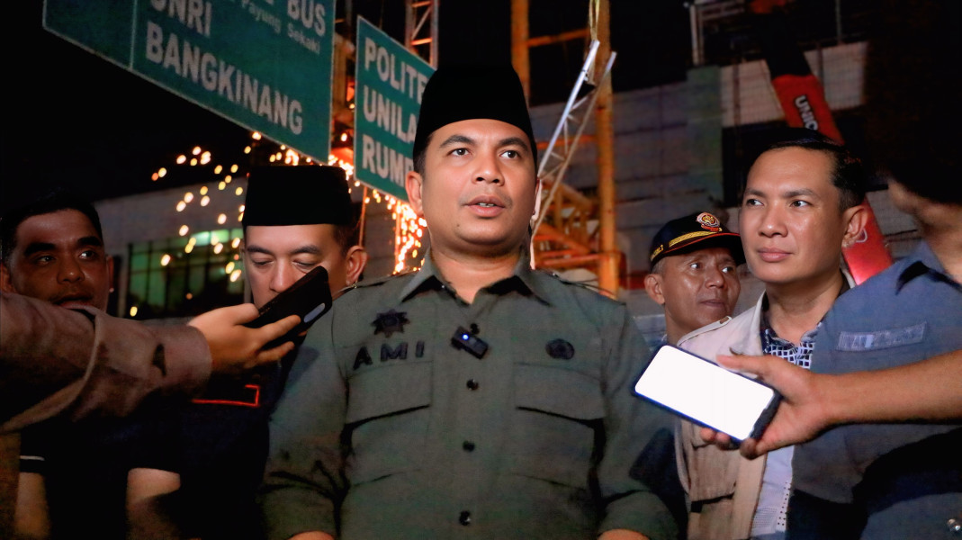 Satgas Pengamanan Aset Kota Pekanbaru Bongkar Satu Unit Bando Reklame di Jalan Riau