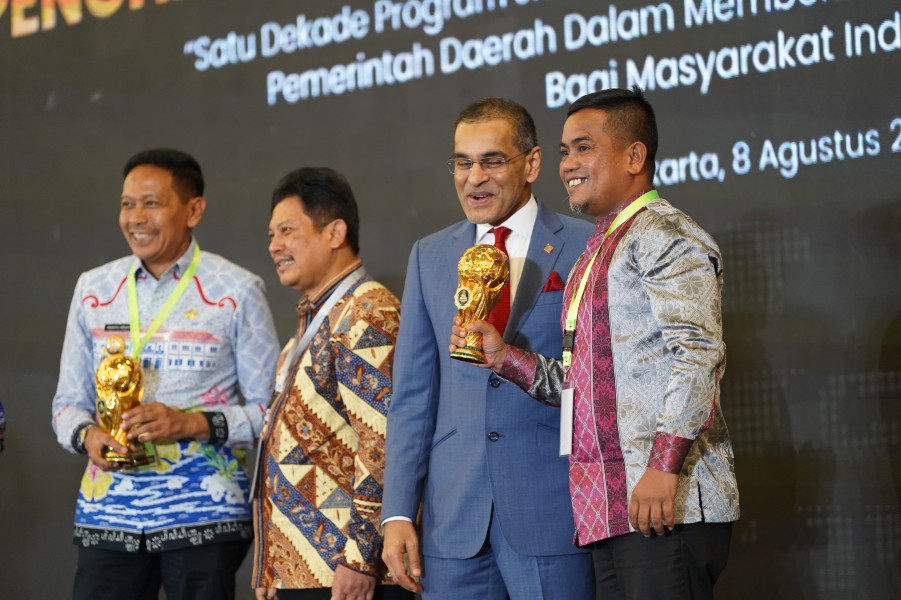 Pemkab Pelalawan Terima Penghargaan UHC Awards 2024