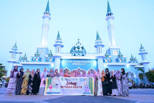 TP-PKK Kabupaten Bengkalis Bagikan Sayur Gratis Bagi Jema'ah Sholat Subuh
