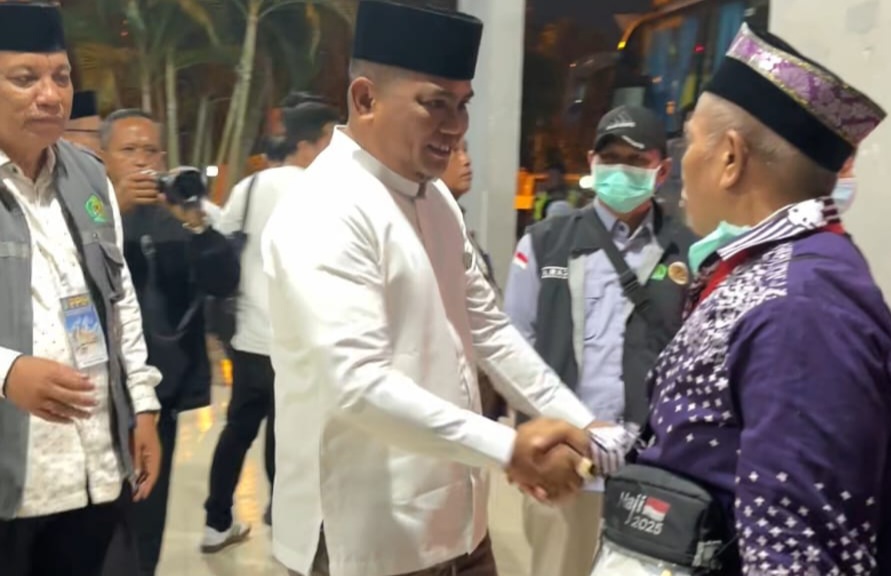 Tiba di Batam, Bupati Zukri Sambut Kedatangan Jamaah Haji Pelalawan