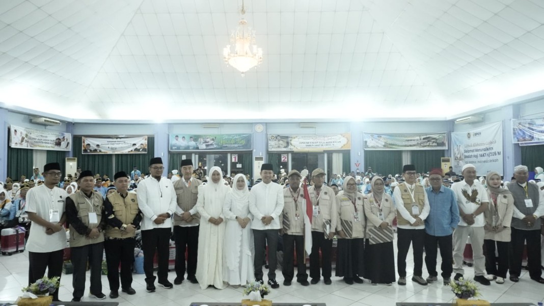 Suasana Khidmat, Wabup Yuliantini Lepas 173 Jemaah Haji Inhil