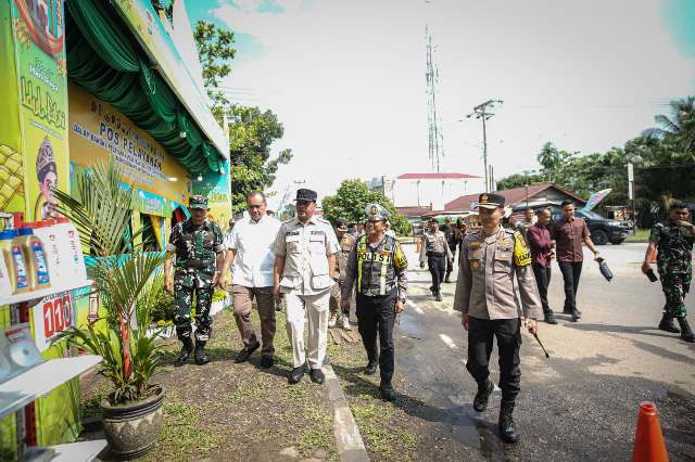 Jelang Lebaran Idul Fitri Bupati Kuansing Tinjau dua Poskotis Tugu Carano dan Kasang