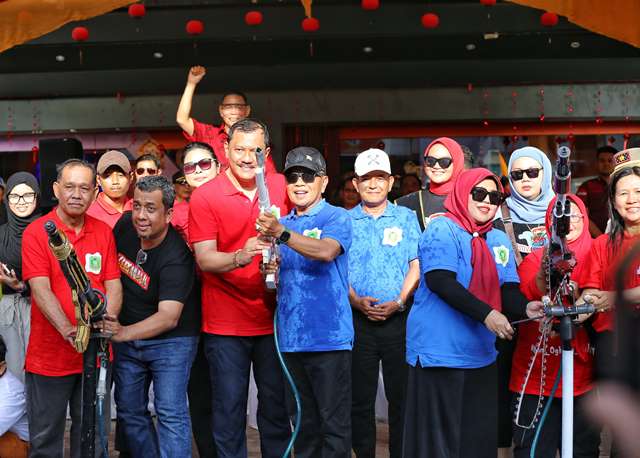 Bupati Asmar Buka Festival Perang Air (Cian Cui) Perayaan Imlek 2576