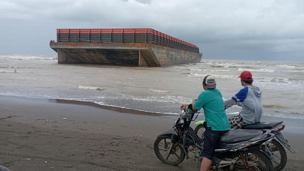 Tongkang Batu Bara Terdampar di Pantai Indramayu Akibat Ombak Tinggi