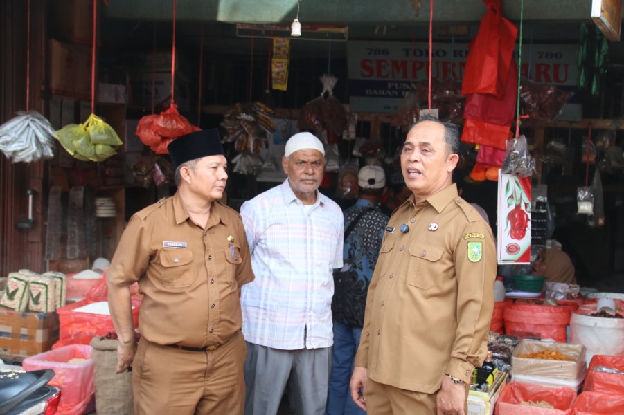 Bupati Herman Tinjau TPS Pedagang Yos Sudarso, Percepat Relokasi Demi Kelancaran Pembangunan Pasar Rakyat