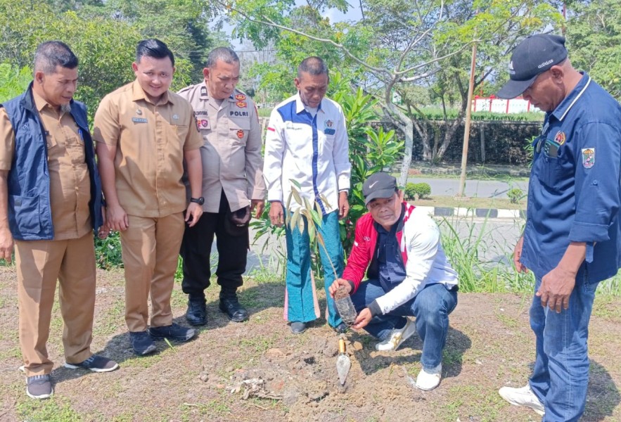 Gandeng PWI Pelalawan, Senator Abdul Hamid Gelar Aksi Tanam Pohon dan Bakti Sosial