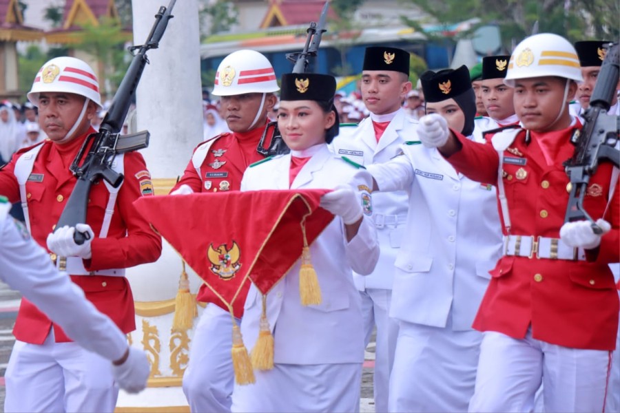 Sempat Diguyur Hujan, Upacara Penurunan Bendera HUT RI ke-79 di Pelalawan Sukses