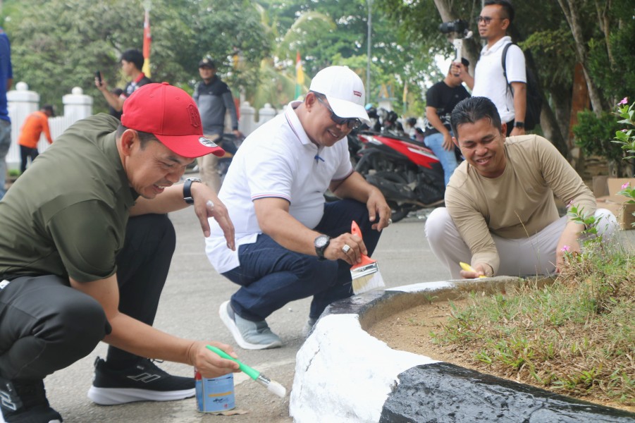 Luncurkan Program Kamis Bersih, Pj Bupati Turun Langsung Lakukan Gotong Royong Bersama