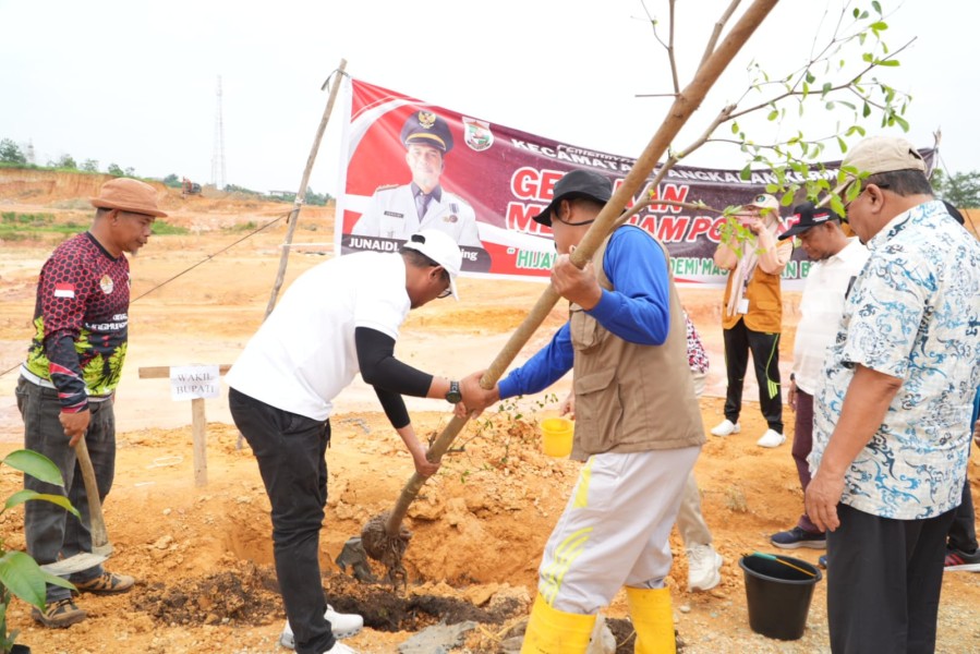 Gerakan Menanam Pohon di TPU KM 55, Bupati Pelalawan: Bentuk Eksistensi Menjaga Lingkungan