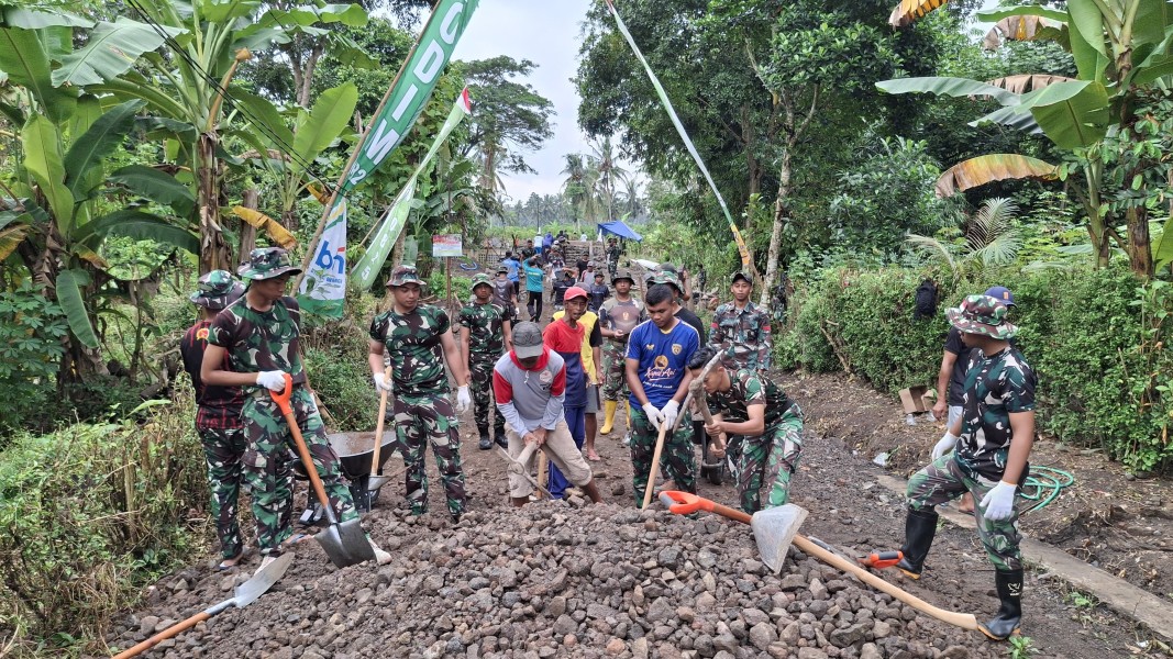 Gotong Royong, TNI dan Warga Siliragung Dorong Angkong Demi Kemajuan Desa