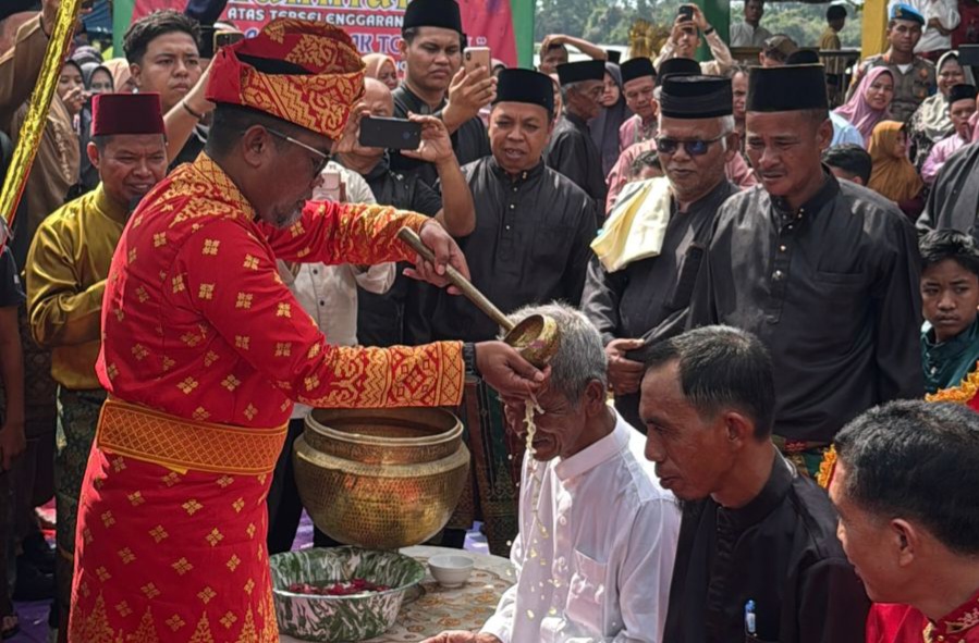 Bupati Zukri dan Husni Tamrin Hadiri Festival Togak Tonggol dan Mandi Balimau Kasai di Langgam