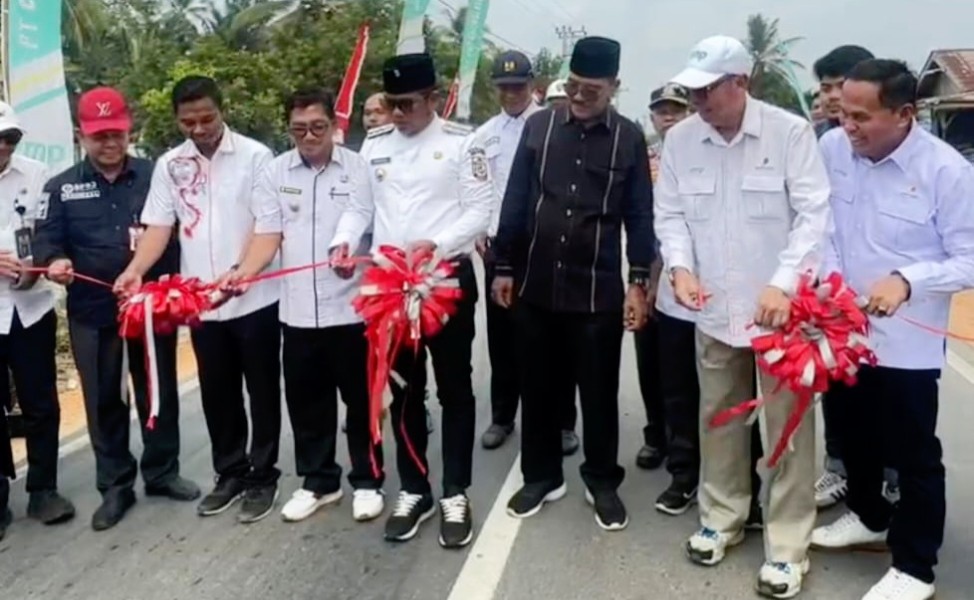 Program CSR, PT. EMP Energi Riau Aspal Jalan 3,4 Km di Kecamatan Kerumutan