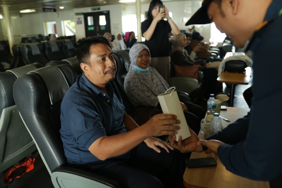 Hari Pelanggan Nasional, ASDP Hadirkan 500 Merchandise di Kapal Merak-Bakauheni.