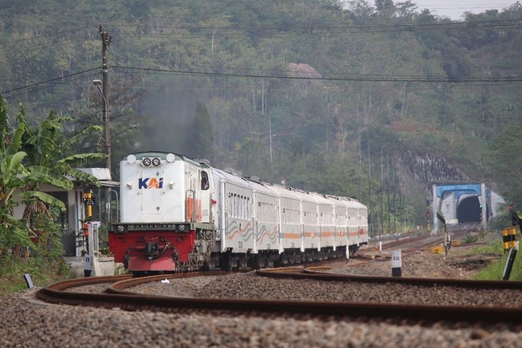 KAI Pangkas Waktu Pemberhentian Kereta di Stasiun Sasaksaat: Penumpang Tak Bisa Lagi Turun untuk Jajan