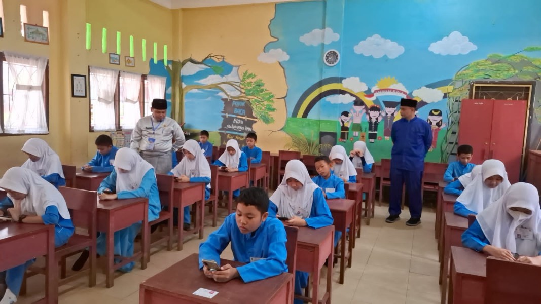 Pastikan Pelaksanaan UAS Berjalan Lancar, Sekretaris Disdik Inhil Tinjau 2 SD di Tembilahan