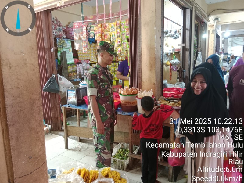 Babinsa Tembilahan Hulu Ajak Masyarakat Jaga Kebersihan Pasar Kayu Jati