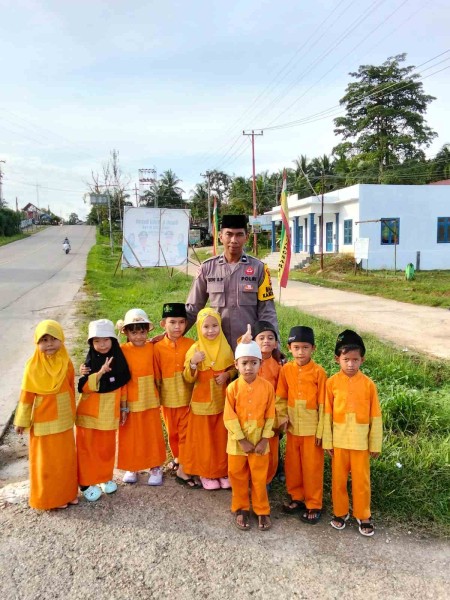 Mengajarkan Nilai Pancasila, TK Tunggal Lestari Berbagi Takjil di Bulan Ramadhan
