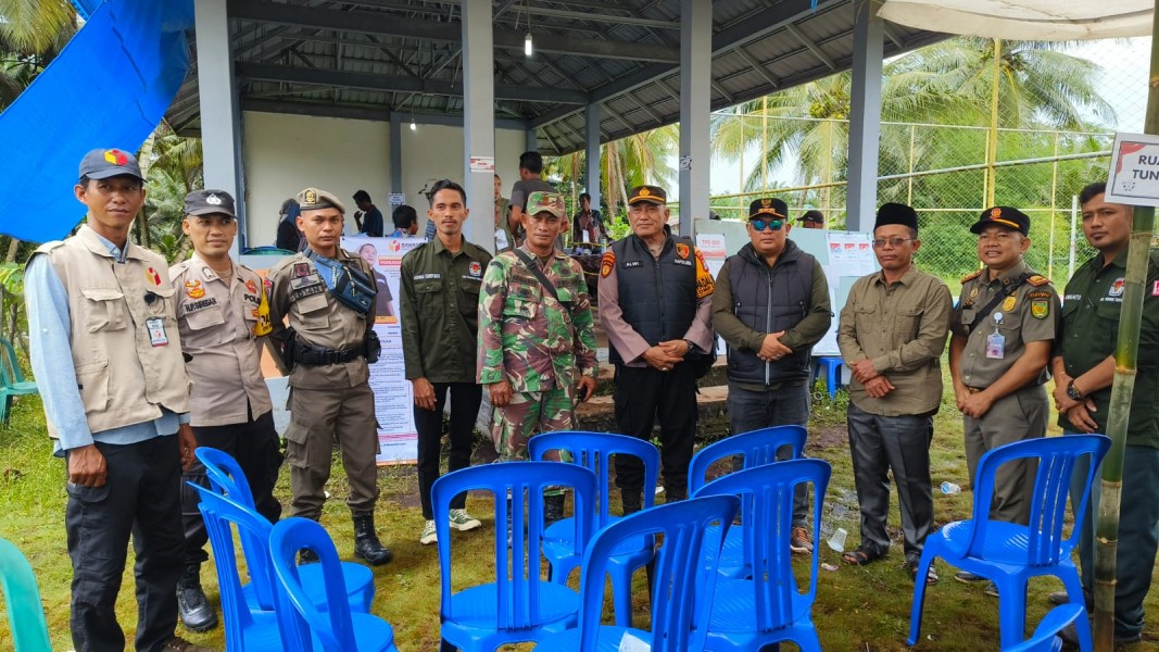 Kapolsek Pelangiran Lakukan Peninjauan Langsung ke Seluruh Tempat Pemungutan Suara