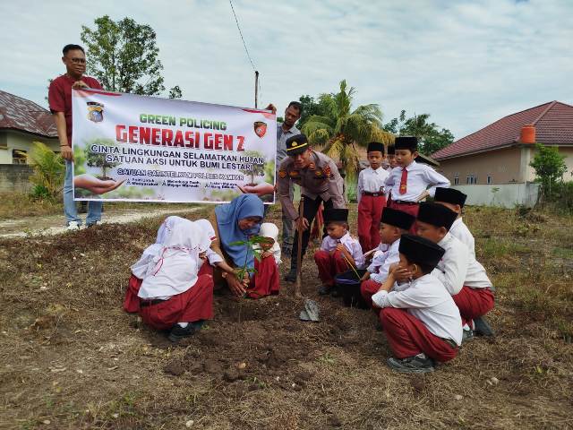 Kasat Intelkam Polres Kampar Beri Edukasi Peduli Lingkungan dan Hutan di MI Darul Muhajirin Salo