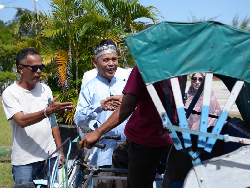 Hari Raya Kedua Iduladha, Bupati Herman Sambut Tukang Becak dan Petugas Kebersihan di Kediamannya
