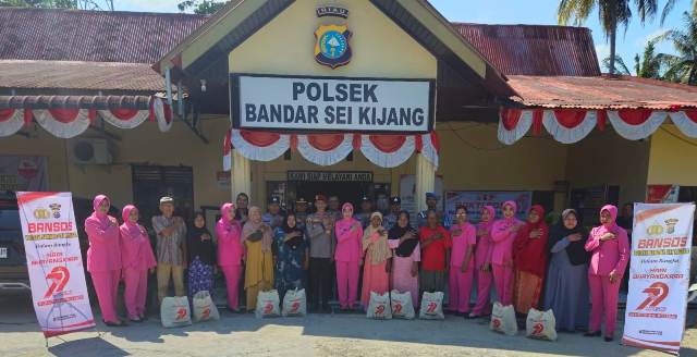 Sambut HUT Bhayangkara Ke-79 Polsek Bandar Sei Kijang Salurkan Bansos Kepada Warga Kurang Mampu