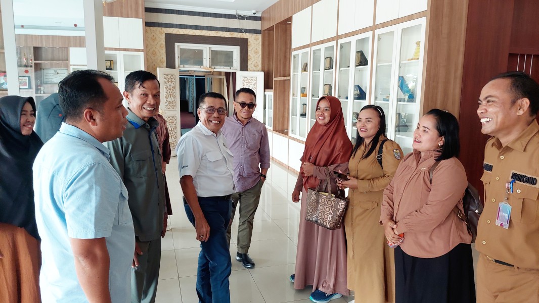 Cuma Bergaji Rp200 Ribu per Bulan, Anggota DPRD Pelalawan Ini Rogoh Uang Pribadi Bantu Gaji Guru SDN 020 Bukit Sako