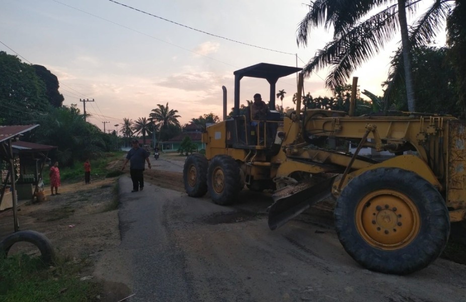 Enam Hari Kerja Mandiri, Ketua DPRD Inhu Benahi Jalan Pekanheran-Rantau Bakung
