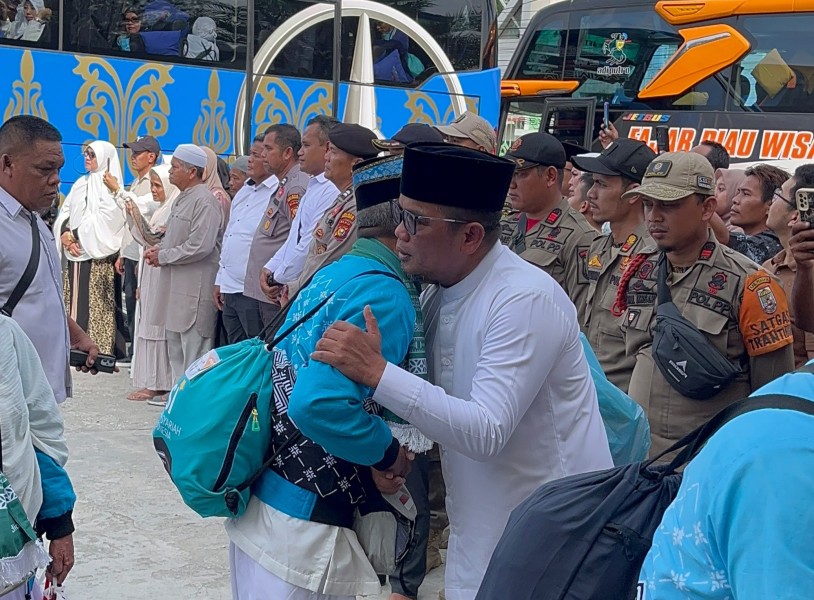Air Mata Bahagia Mewarnai Kepulangan Tamu Allah, Bupati Pelalawan Sambut 223 Jamaah Haji