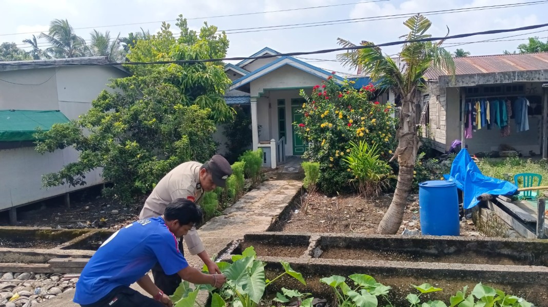 Aiptu Benny Codiyat Sambangi Warga Enok, Pekarangan Keladi Kunyit Serai Jadi Lumbung Pangan