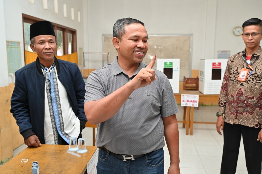 Cagubri Abdul Wahid Gunakan Hak Pilih di TPS 15 Kelurahan Tangkerang Labuay