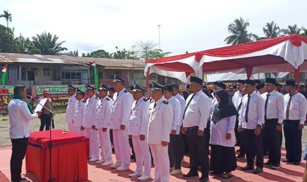 Kukuhkan Perpanjangan Jabatan Kades dan BPD Langgam, Bupati Zukri: Kelola Dana Desa Tepat Sasaran