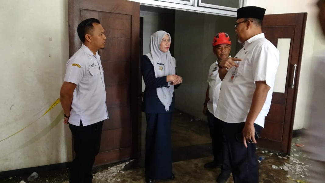 Wabup Inhil Tinjau Lokasi Kebakaran Kantor Bupati