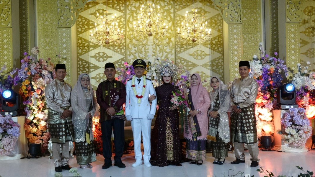 Bupati Herman Pimpin Prosesi Purna Praja Dharma Astha Brata pada Resepsi Pernikahan Ica dan Raga
